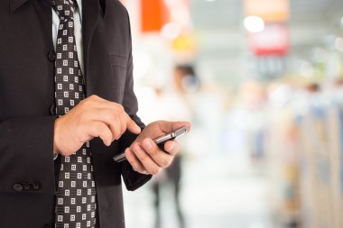 Adam alışveriş istimal hareket eden telefon.