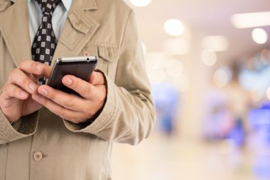 Adam alışveriş istimal hareket eden telefon.