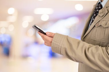 Adam alışveriş istimal hareket eden telefon.