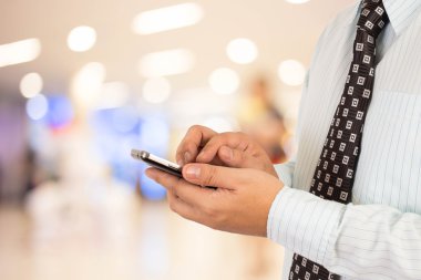 Adam alışveriş istimal hareket eden telefon.