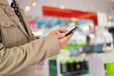 Adam alışveriş istimal hareket eden telefon.