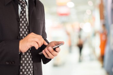 Adam alışveriş istimal hareket eden telefon.