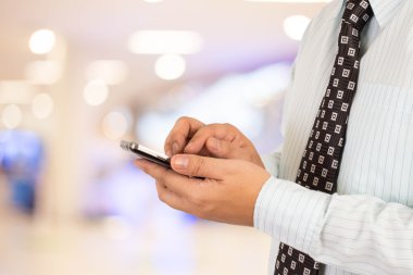 Adam alışveriş istimal hareket eden telefon.