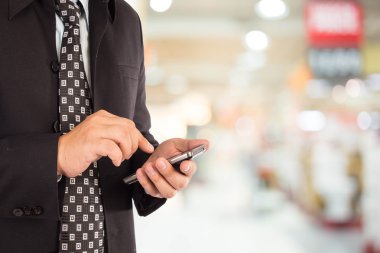 Cep telefonu kullaranarak alışveriş iş adamı.