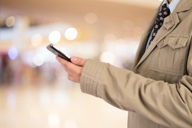 Cep telefonu kullaranarak alışveriş iş adamı.
