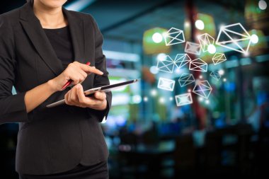 İş kadını dijital tablet kullanarak e-posta gönderme