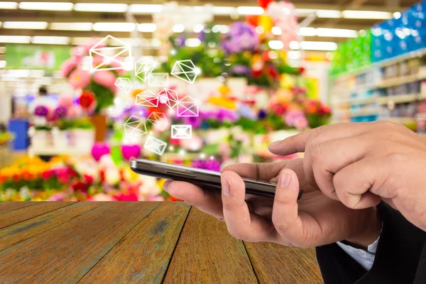 Homem de negócios em shopping center usando telefone celular . — Fotografia de Stock