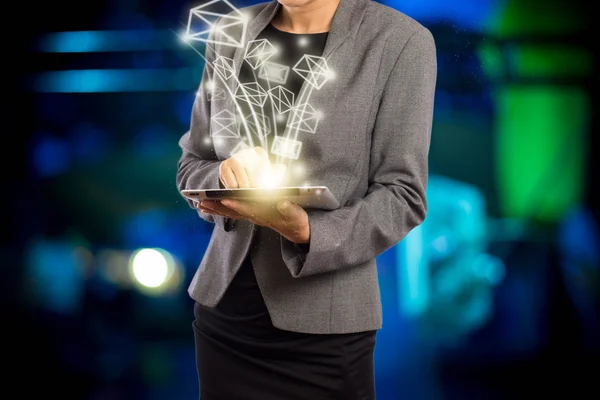 İş kadını dijital tablet kullanarak e-posta gönderme