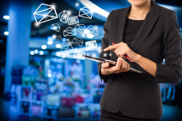 İş kadını dijital tablet kullanarak e-posta gönderme