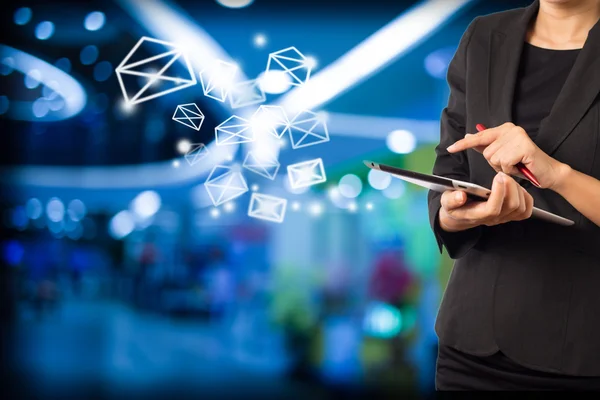 Mulher de negócios enviando e-mail usando tablet digital — Fotografia de Stock