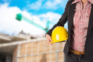 işçi güvenliği için sarı kask adam üzerinde tutan mühendisi