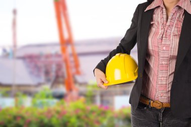 işçi güvenliği için sarı kask adam üzerinde tutan mühendisi