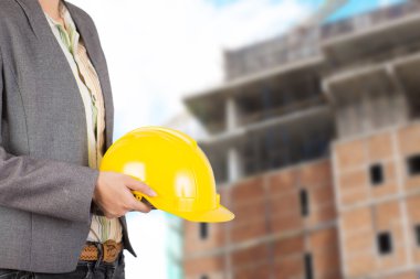 işçi güvenliği için sarı kask adam üzerinde tutan mühendisi