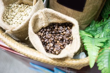 Kahve çekirdekleri torbada.