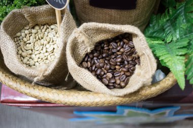 Kahve çekirdekleri torbada.