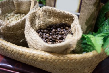 Kahve çekirdekleri torbada.
