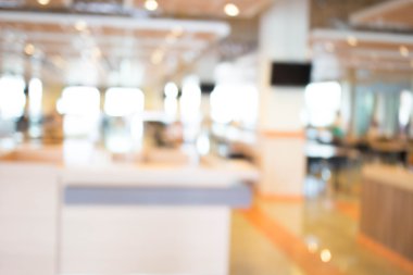 Bokeh imajı olan bir kafenin arka planı bulanık .