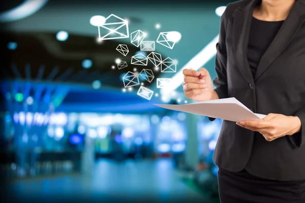 İş kadını Emai gönderme.