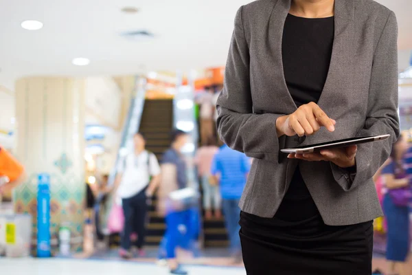 Mujer de negocios en el centro comercial . —  Fotos de Stock