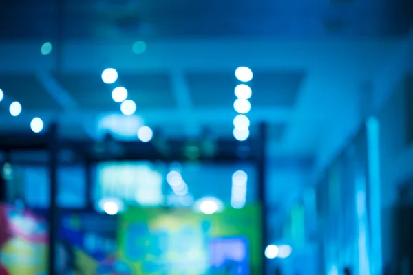 Suddig bild av köpcentrum, blå färgton sval — Stockfoto