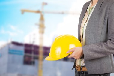 işçi güvenliği için sarı kask adam üzerinde tutan mühendisi