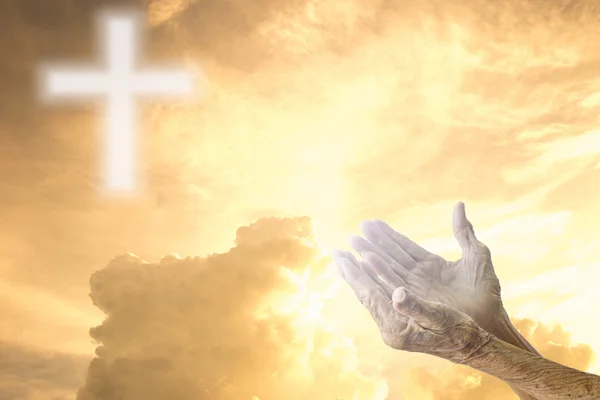 Üst düzey kadın üzerinde dua eller gökyüzü çarmıhta bulanık.