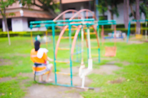 Imagen desenfocada y borrosa del parque infantil en el parque público —  Fotos de Stock