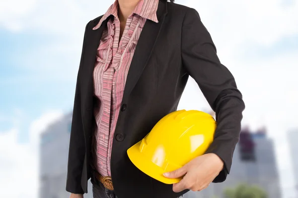 Inženýr drží žlutá helma pro bezpečnost pracovníků na poza — Stock fotografie