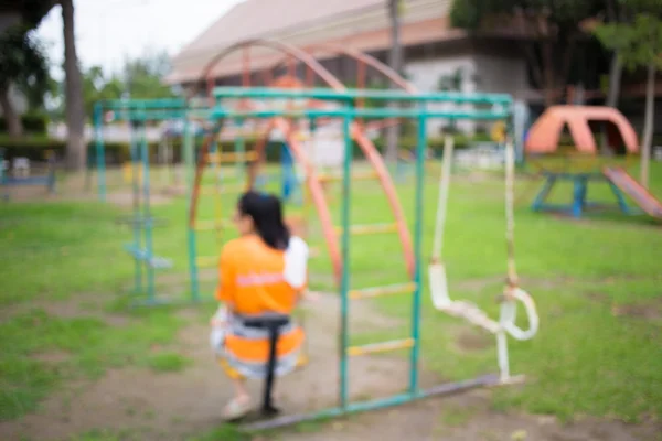 Imagen desenfocada y borrosa del parque infantil en el parque público —  Fotos de Stock