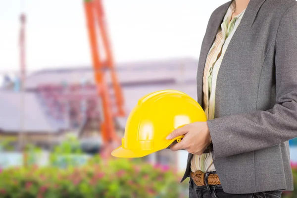 işçi güvenliği için sarı kask adam üzerinde tutan mühendisi