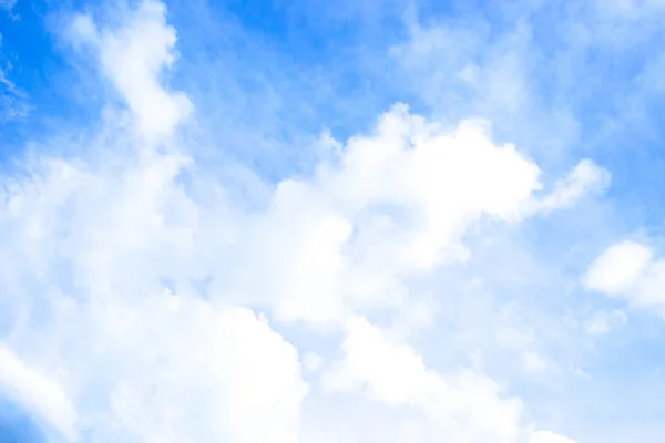 雲に囲まれた青い空 — ストック写真