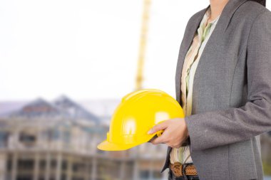 işçi güvenliği için sarı kask adam üzerinde tutan mühendisi