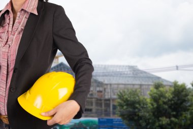 işçi güvenliği için sarı kask adam üzerinde tutan mühendisi