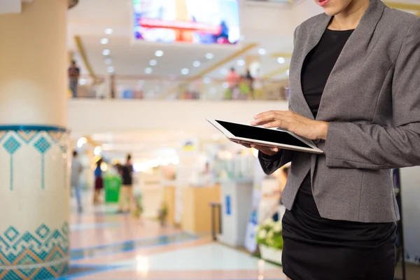 Kvinna med hjälp av Tablet PC i köpcentrum. — Stockfoto