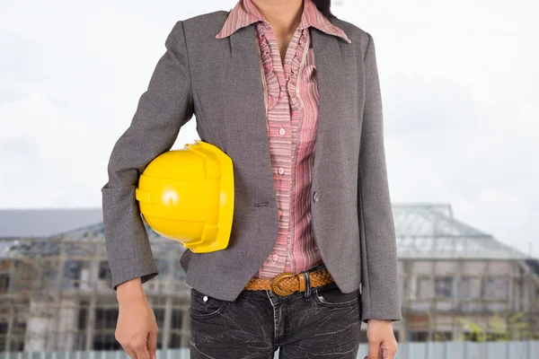 Ingenieur bedrijf gele helm voor de veiligheid van de werknemers op pagina — Stockfoto
