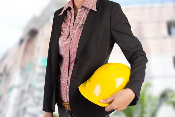 Inženýr drží žlutá helma pro bezpečnost pracovníků na poza — Stock fotografie