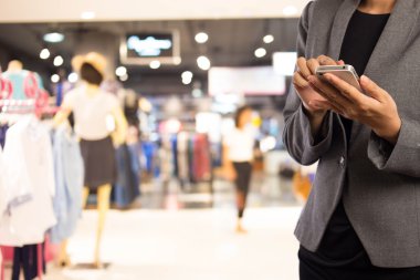 Kadınlar alışveriş istimal hareket eden telefon.