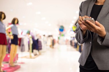 Kadınlar alışveriş istimal hareket eden telefon.
