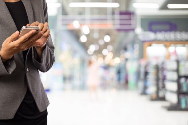 Kadınlar alışveriş istimal hareket eden telefon.