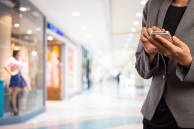 Kadınlar alışveriş istimal hareket eden telefon.