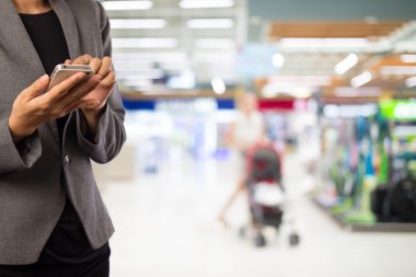 Kadınlar alışveriş istimal hareket eden telefon.