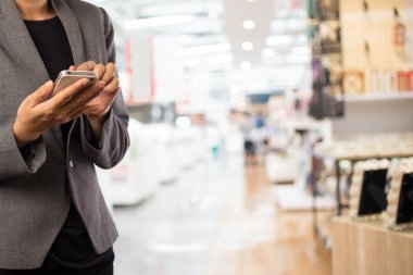 Kadınlar alışveriş istimal hareket eden telefon.