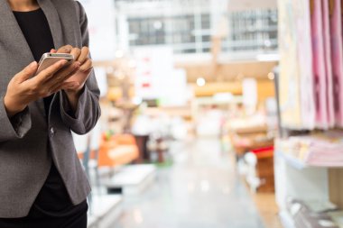 Kadınlar alışveriş istimal hareket eden telefon.