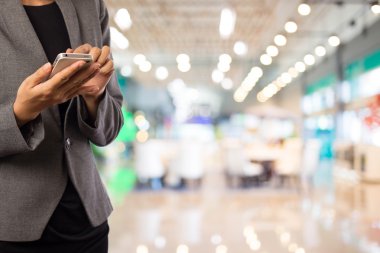 Kadınlar alışveriş istimal hareket eden telefon.