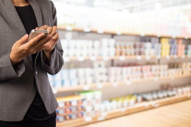 Kadınlar alışveriş istimal hareket eden telefon.