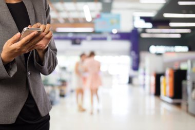 Kadınlar alışveriş istimal hareket eden telefon.