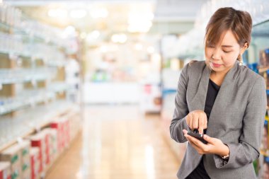 Kadınlar alışveriş istimal hareket eden telefon.