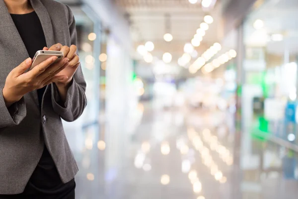 Kadınlar alışveriş istimal hareket eden telefon.