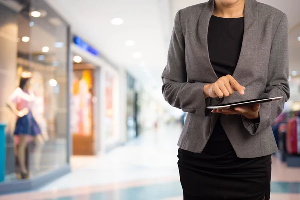 Mulher usando tablet no shopping . — Fotografia de Stock