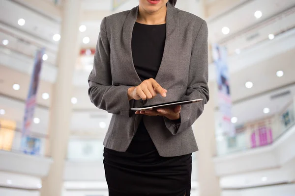 Mulher usando tablet no shopping . — Fotografia de Stock